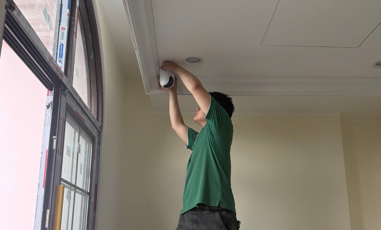 Kỹ thuật viên lắp đặt thiết bị nhà thông minh