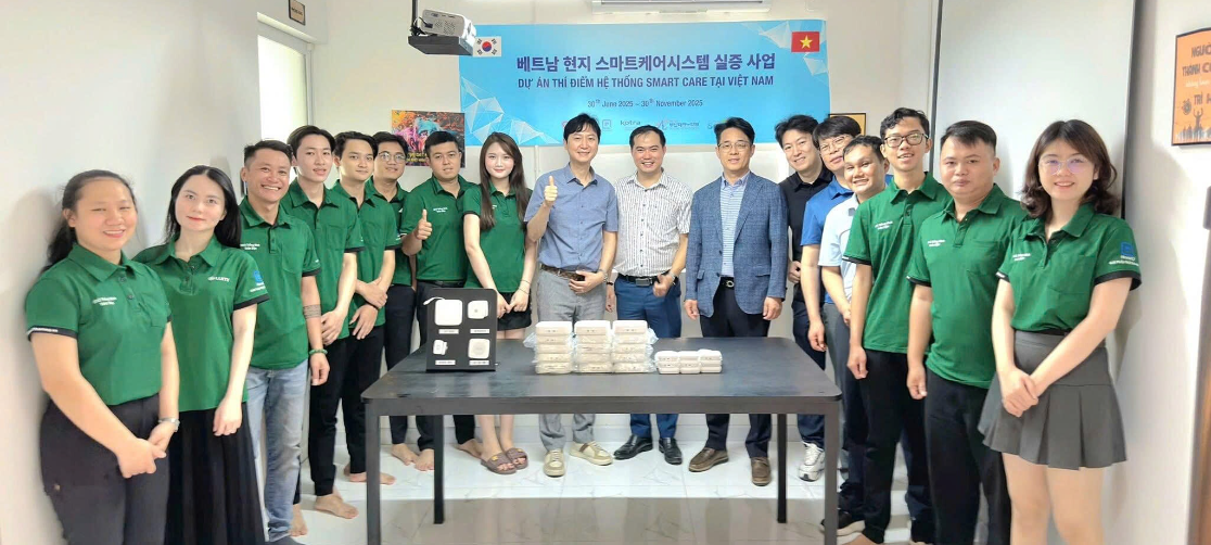 Đội ngũ HomeQ và đối tác trong dự án Smart Care Việt Nam