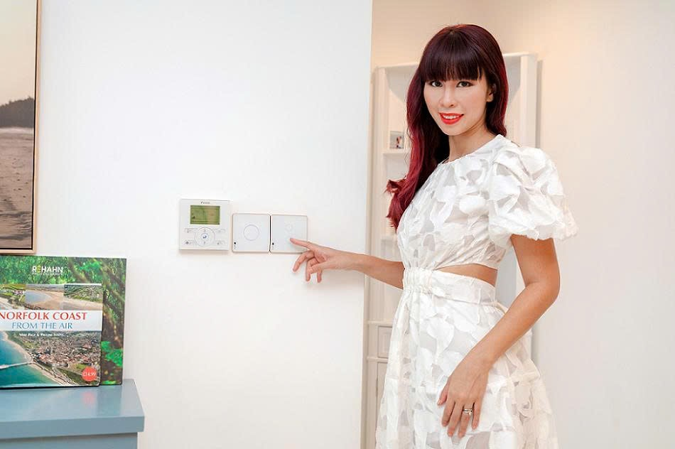 Siêu mẫu Hà Anh trải nghiệm thiết bị nhà thông minh