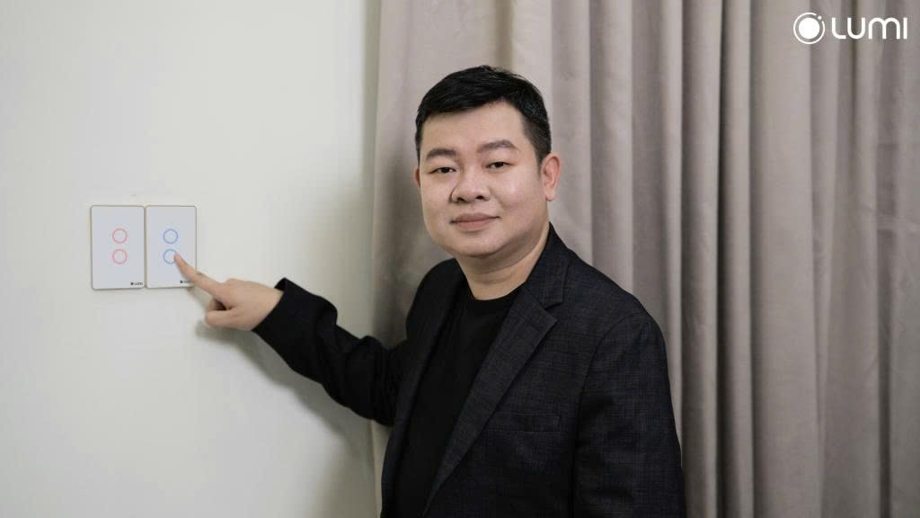 Chủ tịch Liên minh DTS Trương Gia Bảo trải nghiệm công tắc thông minh