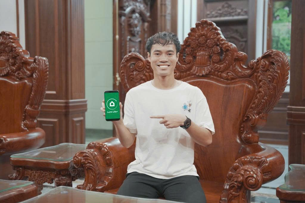 Cầu thủ bóng đá Văn Toàn trải nghiệm ứng dụng nhà thông minh