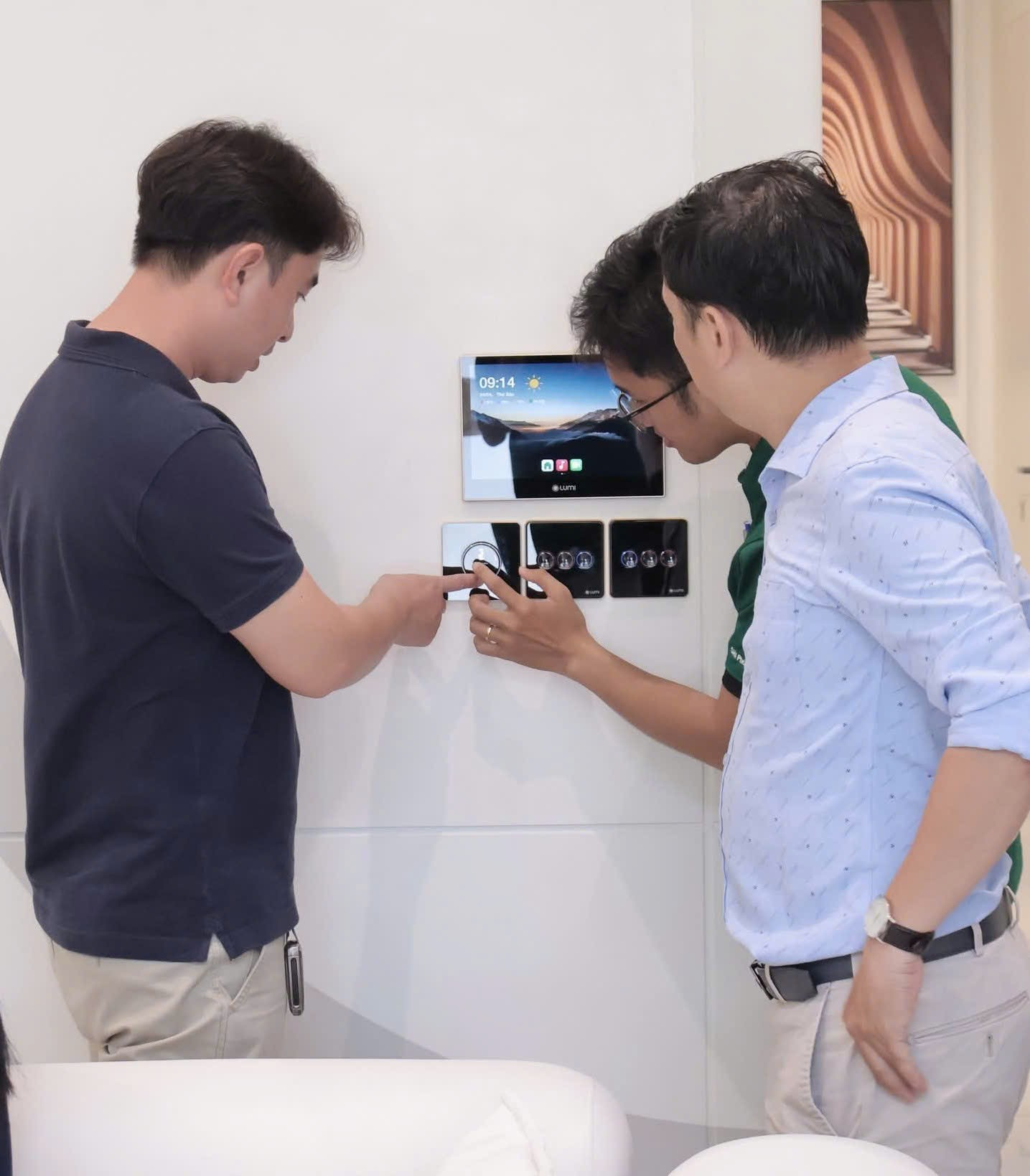 HomeQ hướng dẫn khách hàng sử dụng thiết bị nhà thông minh