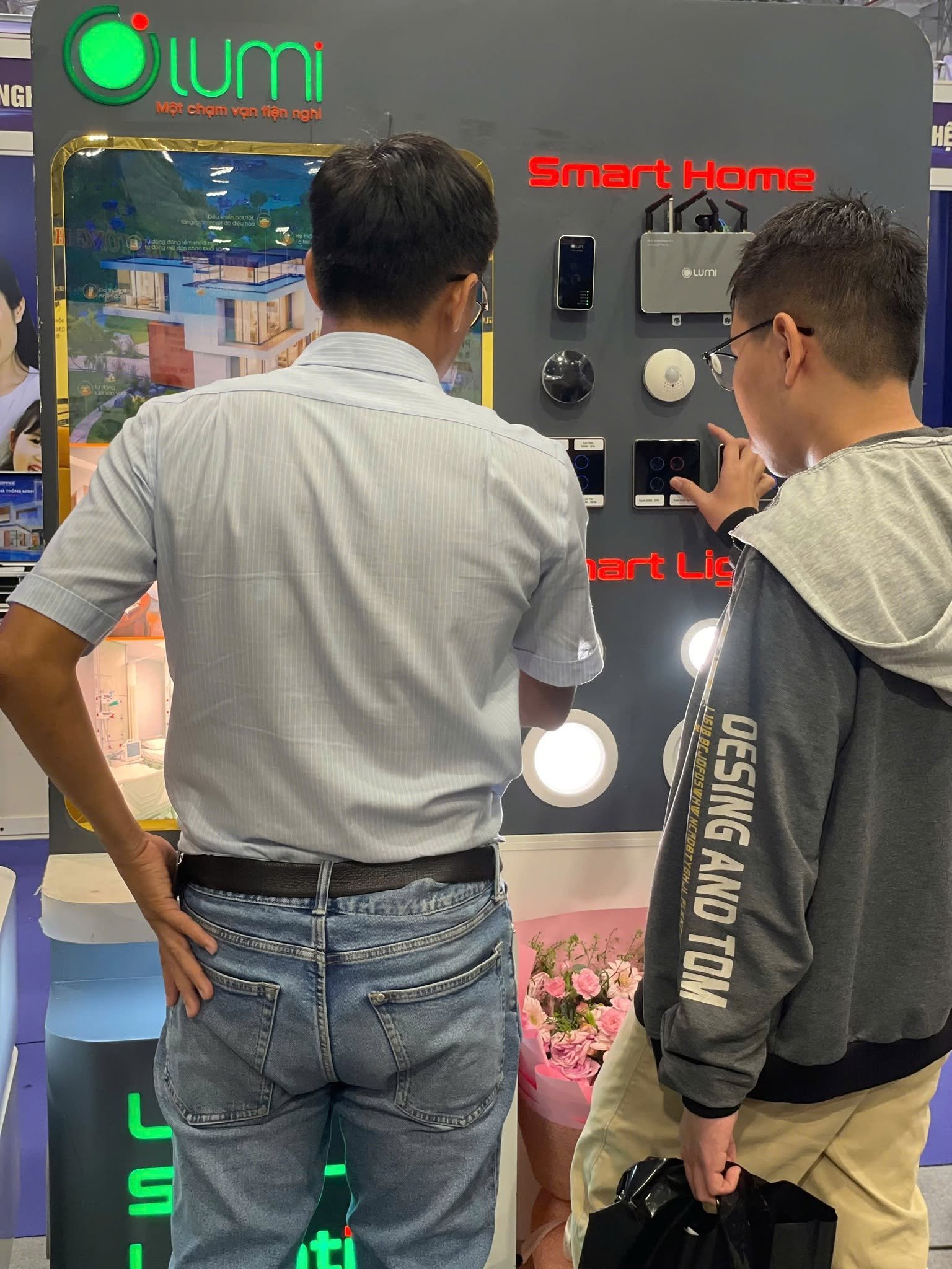 Khách hàng trải nghiệm hệ sinh thái thiết bị nhà thông minh đồng bộ